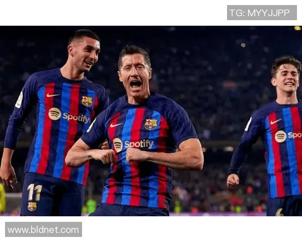 西甲经典对决巴萨大胜曼联红牌争议引发全场热议