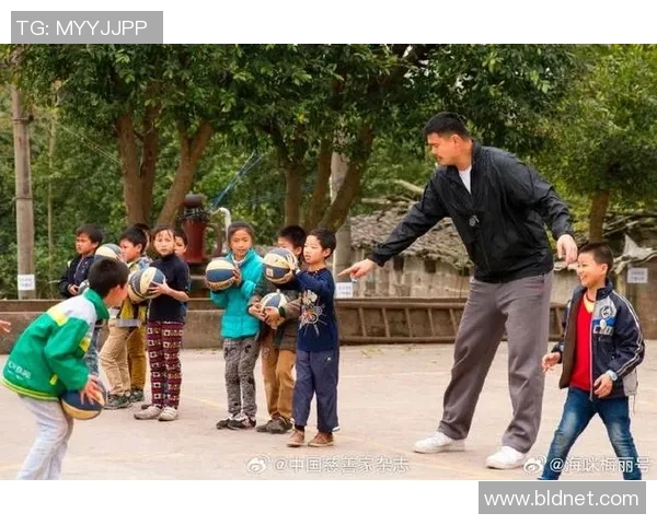 姚明亲临儿童医院关爱小朋友传递温暖与希望