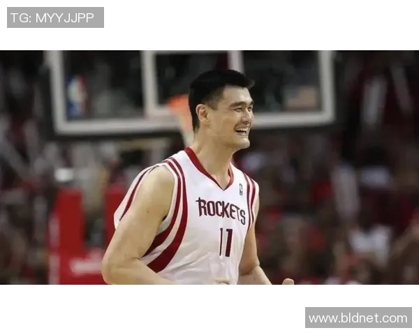 姚明佩戴头箍的珍贵照片展现了他的独特魅力与篮球精神