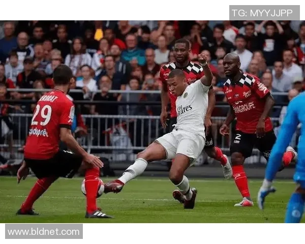 里昂逆袭阿森纳友谊赛精彩瞬间全场沸腾的背后分析