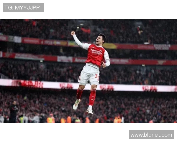 中超激战热刺与阿森纳握手言和争议判罚引发全场热议