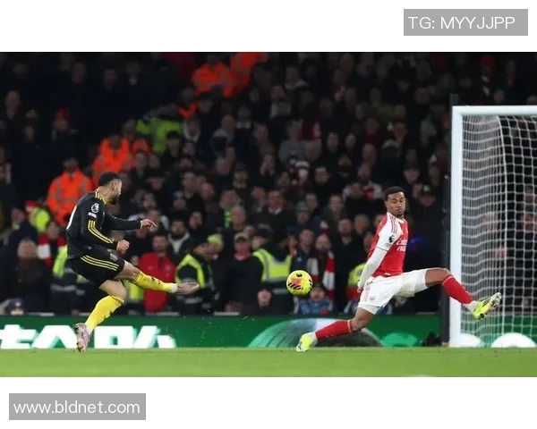 国王杯激战阿森纳小胜曼城红牌争议引发全场热议 国王杯激战阿森纳小胜曼城红牌争议引发全场热议