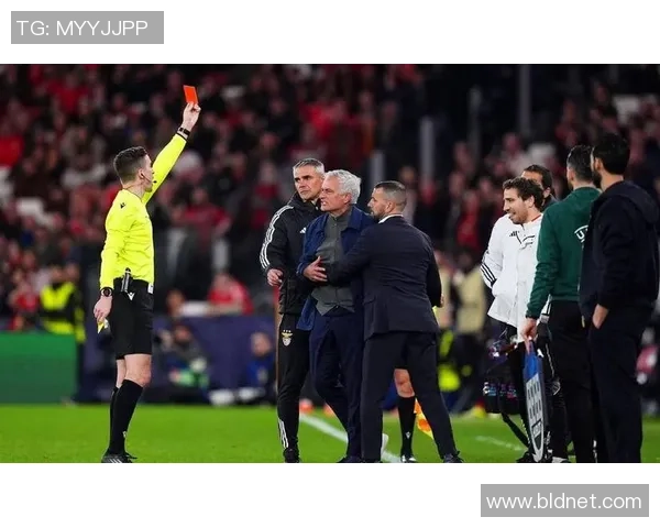 西甲激战:本菲卡与巴黎圣日耳曼战成平局补时进球引发全场狂欢 西甲激战:本菲卡与巴黎圣日耳曼战成平局补时进球引发全场狂欢