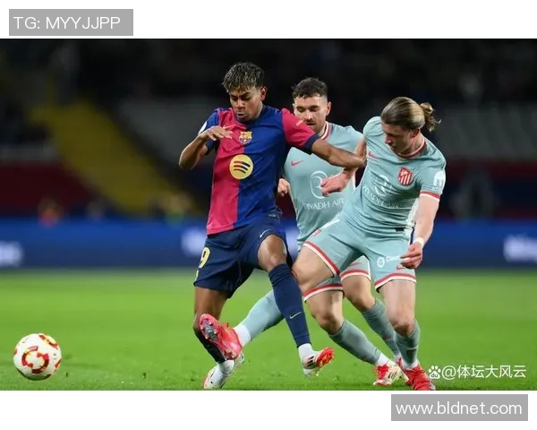 西甲焦点战曼联与巴萨握手言和帽子戏法引发争议判罚热议 西甲焦点战曼联与巴萨握手言和帽子戏法引发争议判罚热议